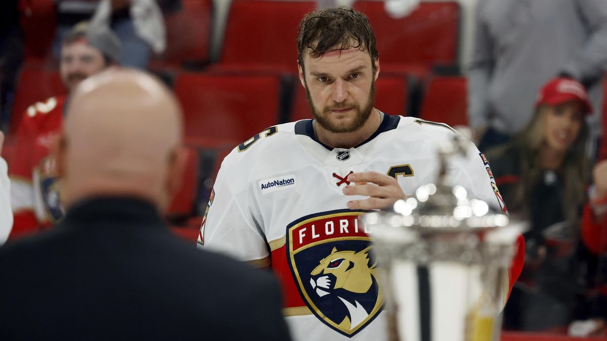 Fin Barkov získal v NHL potřetí Selke Trophy a poprvé i King Clancy Trophy