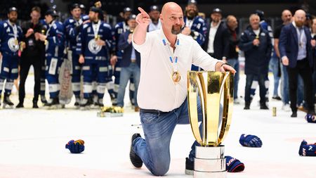 Postava míří do NHL, potvrdil šéf Komety Zábranský. Zkritizoval odchovance a vyjádřil se ke Kempnému