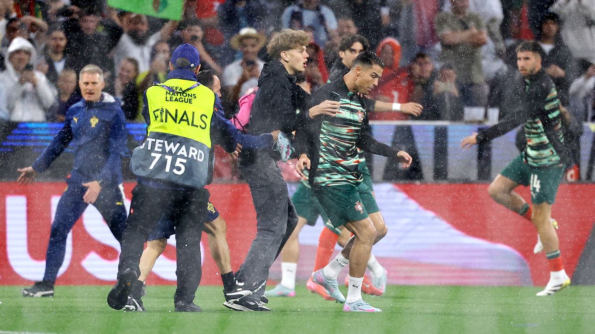 Šílený sraz pro Ronalda. Při rozcvičce se na něj sápal fanoušek, před utkáním mu do nohy vrazil vozíčkář