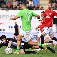 Petr Čech se snaží zastavit Marka Matějovského. Toho rozlučka teprve čeká. 