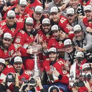 Hráči Floridy ukazují dva prsty. Druhý titul v řadě