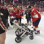 Obránce Floridy Nate Schmidt (88) slaví titul s rodinou