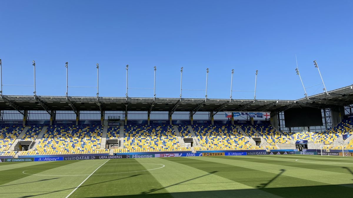 Češi nám mohou stadiony závidět, říká slovenský novinář. Proč to u nás nejde, ptají se fanoušci