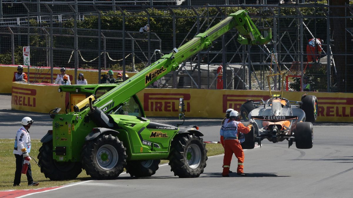První ostrý souboj mclarenů. Norris se za kolizi omluvil. Byla to hloupá chyba, přiznal