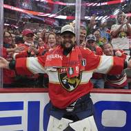 Brankář Floridy Sergej Bobrovsky pózuje po zisku Stanley Cupu