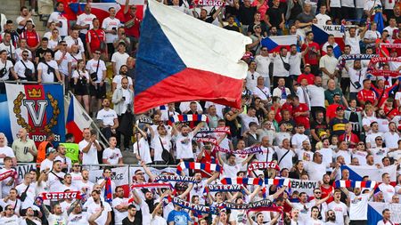 Češi vytvořili elektrizující atmosféru: vypadl proud. Sklidili chválu i urazili Fica