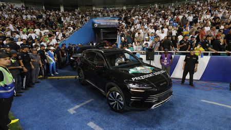 Uzbečtí fotbalisté dostali za historický postup na MS luxusní dárky. Přivezli jim je až na hřiště, koukal i Fico