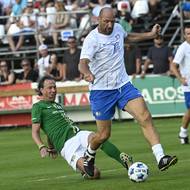 Jan Koller (v bílém) při exhibici  