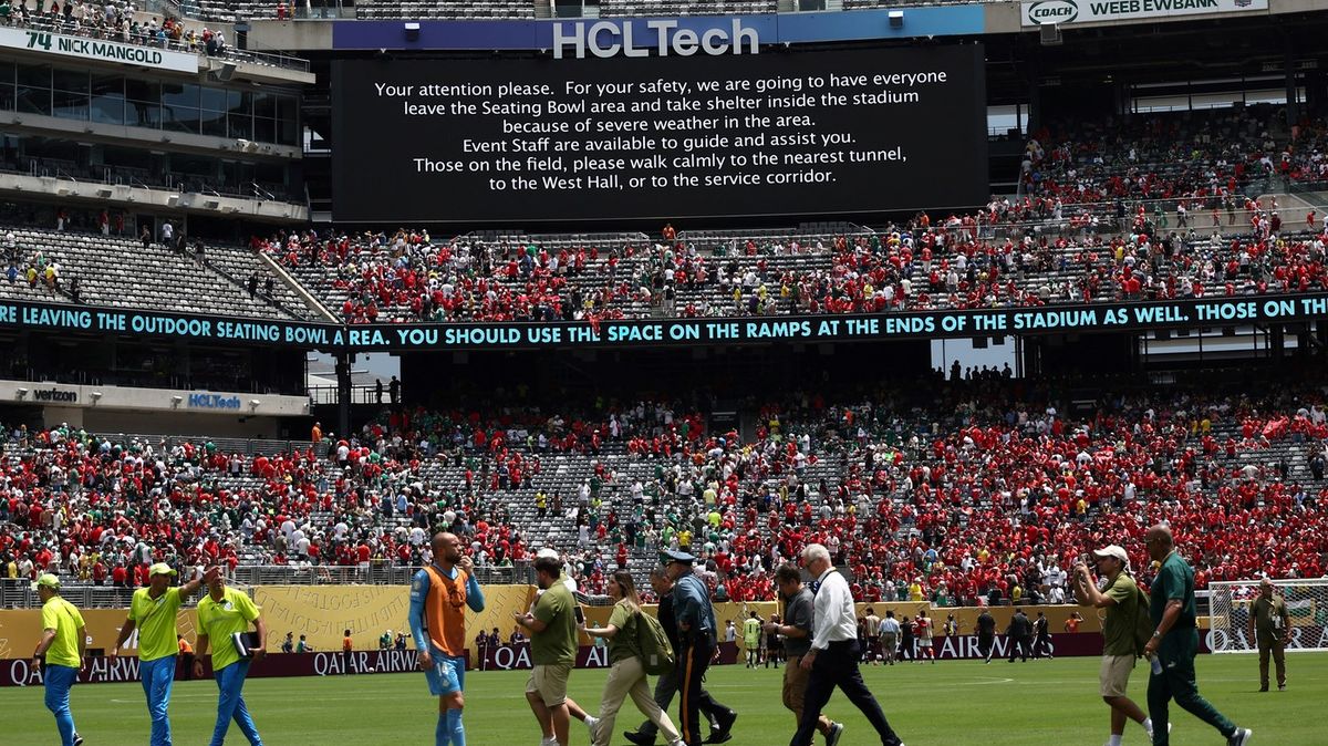 Hrozba pro MS: Přerušené nebo zrušené zápasy, evakuace stadionů. Stačí blesk v okruhu 13 km