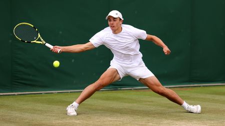 Hráč z osmé stovky ATP se probojoval na Wimbledon. Na balík za start ale musí zapomenout