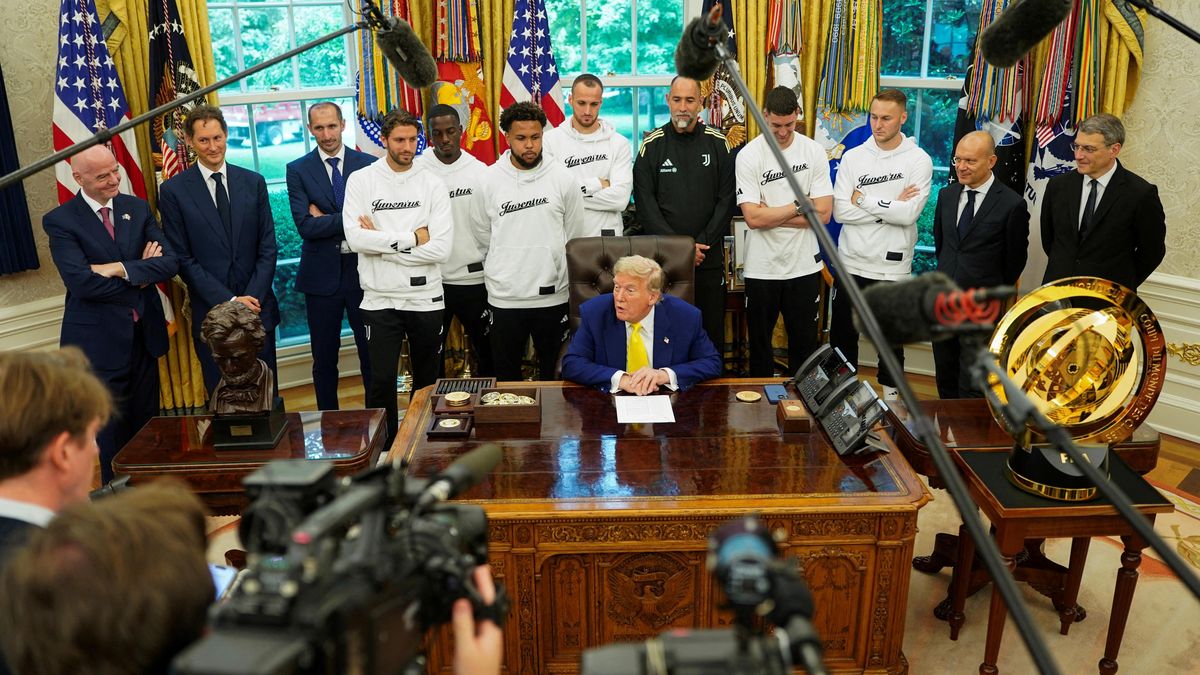 Trapas u Trumpa v přímém přenosu. S hráči Juventusu řešil transgender, pak mluvil o bombardování