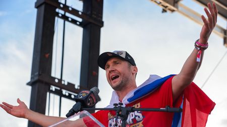 Jágr v ulicích, Navrátilová s pohárem a zuřící Hašek. Florida slavila se 400 tisíci fanoušky