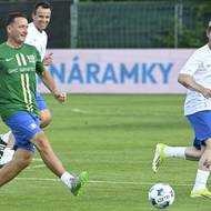 Vladimír Šmicer si v exhibici v Dolních Chabrech zahrál za oba týmy. 