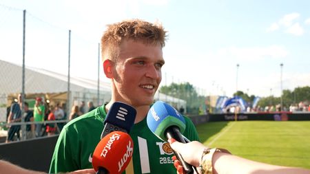 Šmicrův syn se blýskl proti hvězdám. Pak vzkazoval: Díky, táto!