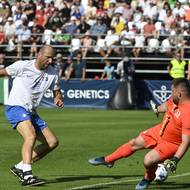 Útočník Jan Koller (uprostřed) v akci 