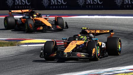 FORMULE ONLINE: Norris vede, ale Piastri na něj dotírá. Mimo Verstappen i oba Williamsy