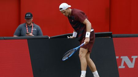 Frustrace a rozbitá obrazovka. Světová šestka neunesla ztrátu servisu s Lehečkou