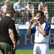 František Straka se občerstvil pivem. 