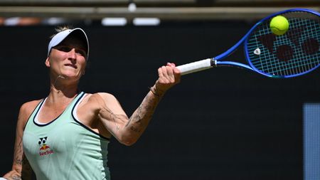 TENIS ONLINE: Výborně! Vondroušová ve finále odvrátila šest setbolů a ovládla první sadu