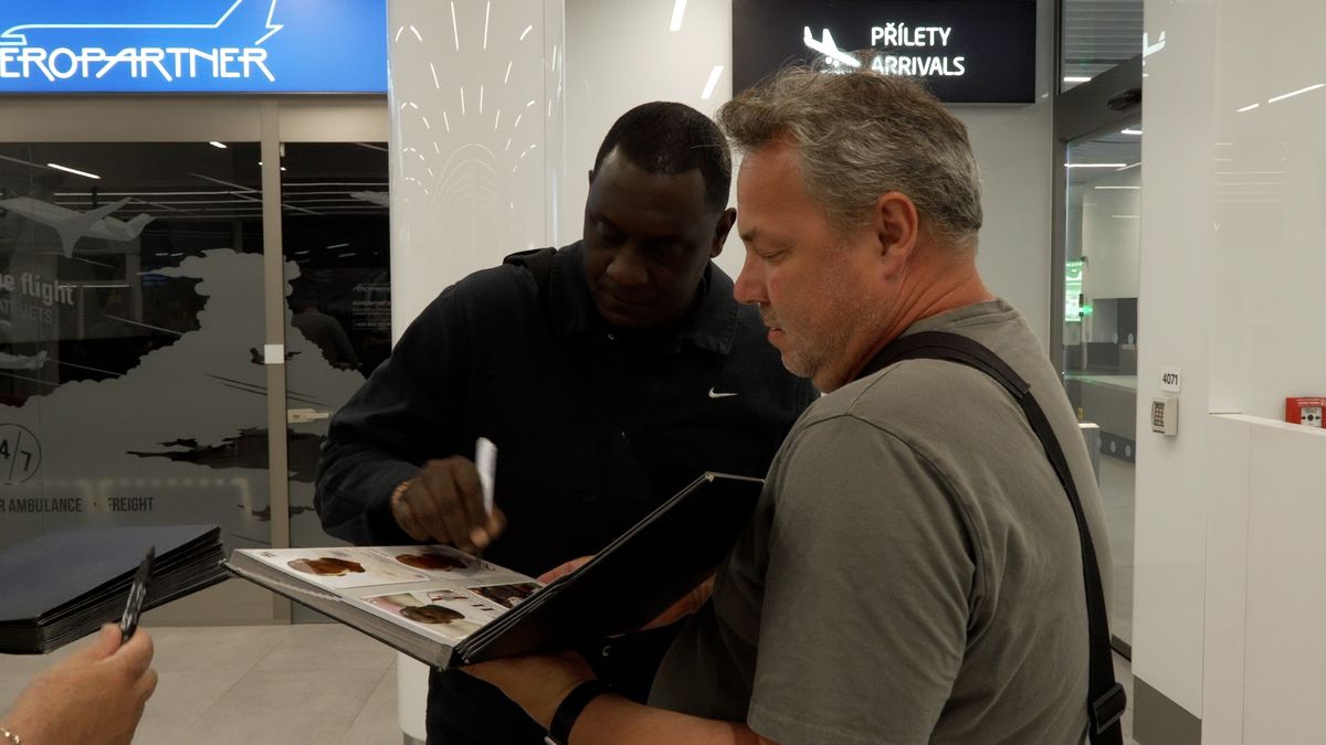 Hvězdy Liverpoolu jsou v Česku! Heskey se těší na průvodce Šmicera a dobré jídlo