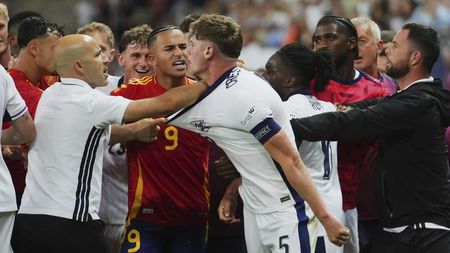 Čtvrtfinále gigantů skončilo melou, mladé hvězdy neudržely emoce