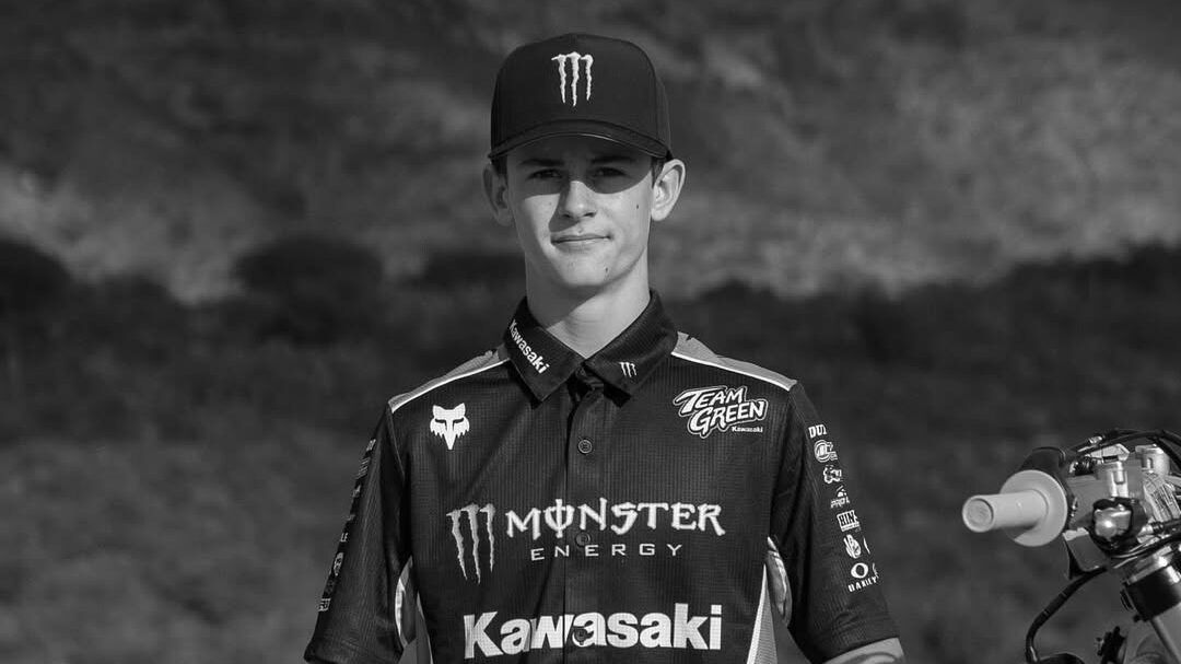 Smrt na trati. Motokrosový talent po pádu zůstal ležet, přejelo ho několik soupeřů