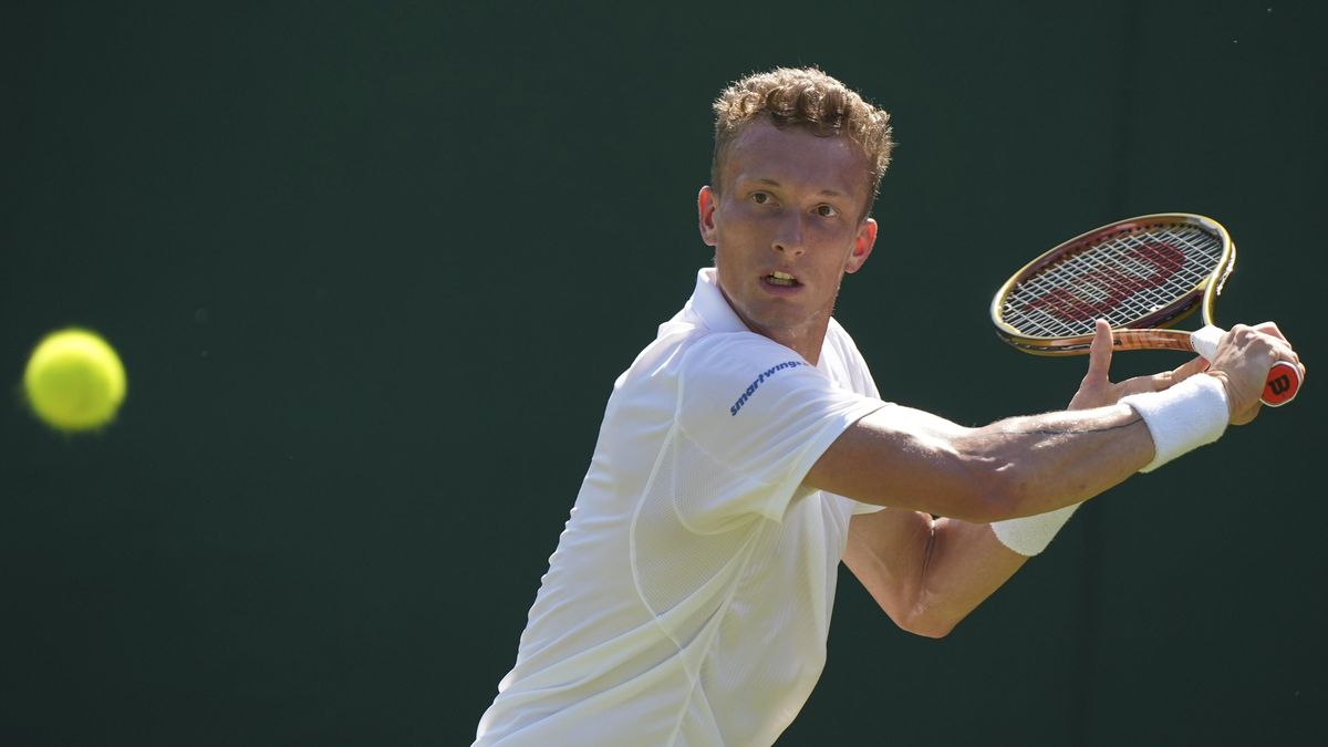 TENIS ONLINE: Lehečka v nečekaných problémech. Kopřiva ve Wimbledonu získal úvodní sadu proti favoritovi