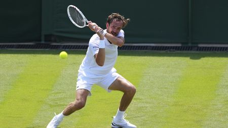 Medveděv na lopatkách. Naopak hráč z osmé stovky zvládl nástrahy prvního kola Wimbledonu
