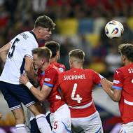  Charlie Cresswell hlavičkoval při třetí brance Anglie úplně sám. 