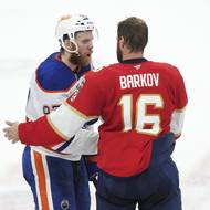 Hvězda Edmontonu Connor McDavid (97) gratuluje kapoitánu Floridy Aleksanderu Barkovovi