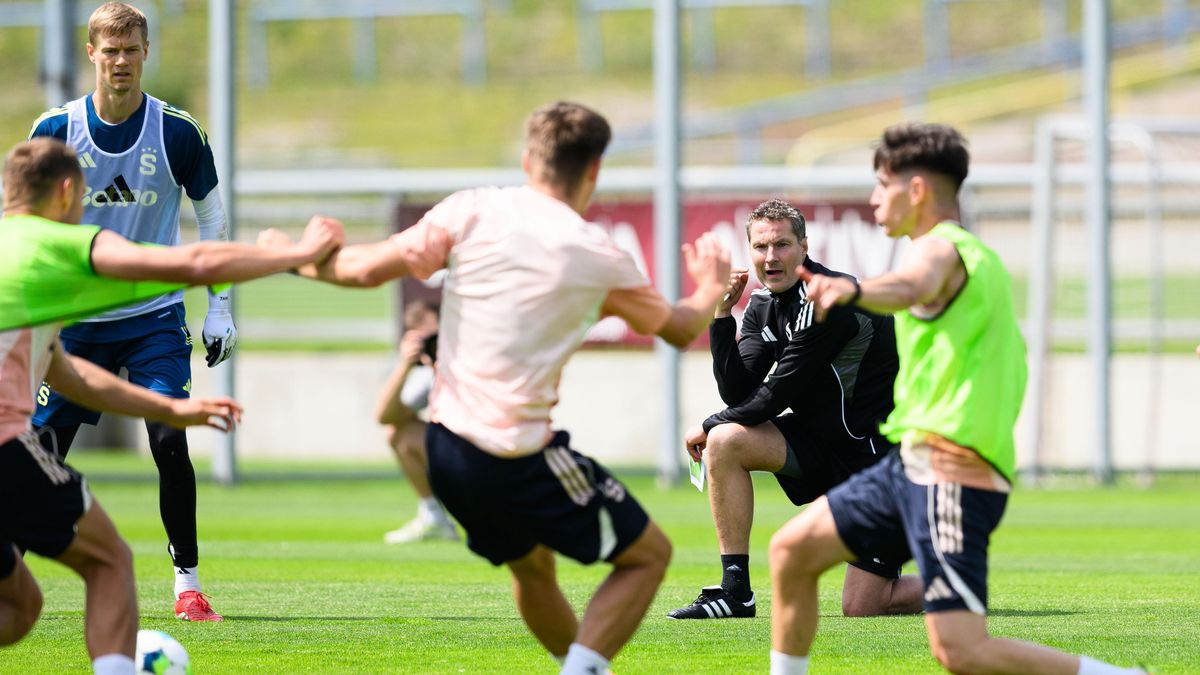Ostré pokyny Skota, intenzita, početný štáb a spokojený Priske. Sparta začala trénovat