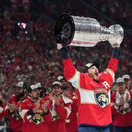 Jedna z hvězd týmu z Floridy Matthew Tkachuk se Stanley Cupem