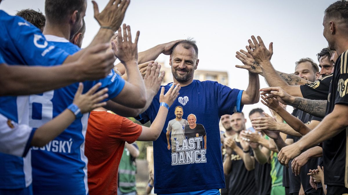 Matějovský se loučil. Kopačky předal synovi, bratr mu přinesl smlouvu do nového angažmá
