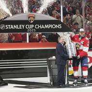 Komisionář NHL Gary Bettman předává Stanley Cup kapitánu Floridy Aleksanderu Barkovovi