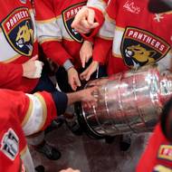 Hráči Floridy si prohlíží Stanley Cup