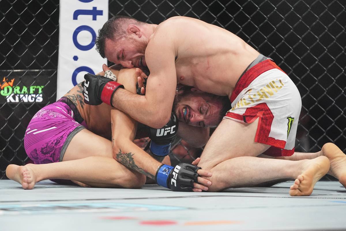 Merab Dvališvili a jeho finální škrcení v hlavním souboji akce.