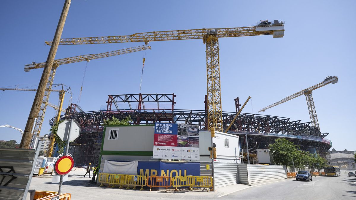 Nelidské podmínky, výhrůžky. Palestinské dělníky vykořisťovali při rekonstrukci slavného Camp Nou