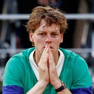 Zklamaný Jannik Sinner po porážce ve finále French Open.