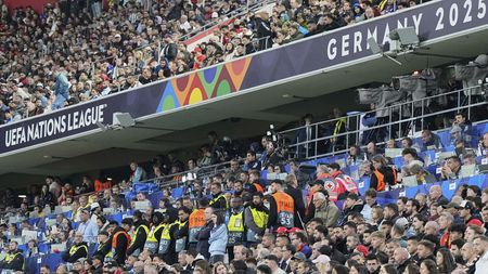 Tragédie při finále v Mnichově. Mezi novináře se zřítil fanoušek, po pádu zemřel
