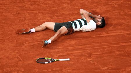 Alcaraz po neskutečném obratu slaví triumf na Roland Garros