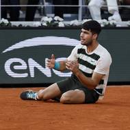Španěl Carlos Alcaraz v euforii po proměněném mečbolu ve finále French Open.