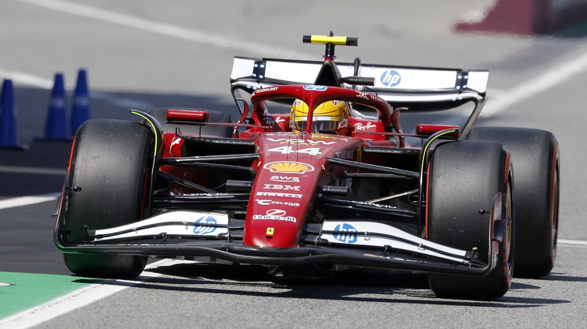 Ferrari stojí před zásadním rozhodnutím. Podle Hamiltona je čas zaměřit se na příští rok