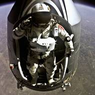 Felix Baumgartner ve speciálním balonu vystoupal do výšky téměř 39 tisíc metrů a skočil dolů. Cestou překročil rychlost zvuku. 