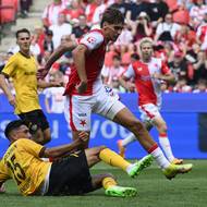 Přípravné fotbalové utkání Slavia Praha – Drážďany: zleva Claudio Kammerknecht z Drážďan, Mojmír Chytil ze Slavie