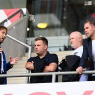 Na generálku Slavie zavítali také zleva: manažer fotbalových reprezentací Pavel Nedvěd, asistent reprezentace Jaroslav Köstl, trenér národního týmu Ivan Hašek a sportovní manažer reprezentace Tomáš Hübschman.