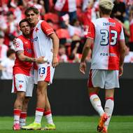 Fotbalisté Slavie se radují z gólu proti Drážďanům.