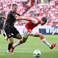 Daniel Horák z Hradce brání Lukáše Provoda ze Slavie