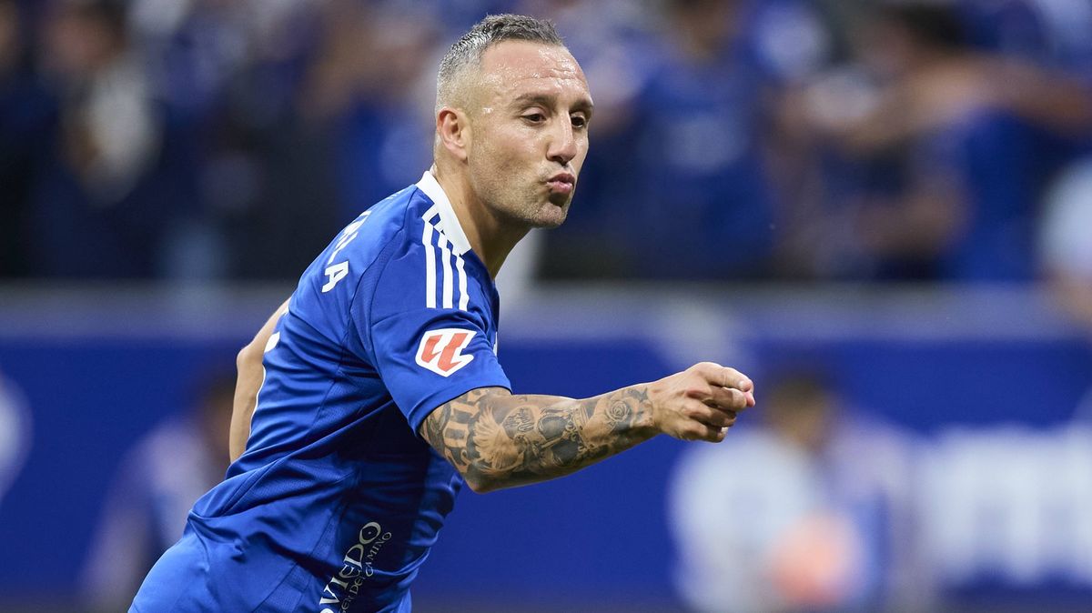Čtyřicetiletý Cazorla přidá po postupu Ovieda do La Ligy další rok kariéry