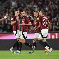 Jan Kuchta oslavuje se spoluhráči ze Sparty vyrovnávací trefu proti Mladé Boleslavi