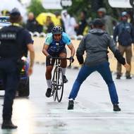 Záškodník sice měl dres týmu Decathlon AG2R, ale do týmu podle postavy ani vybavení rozhodně nepatřil. I tak se dokázal vyhnout jednomu z pořadatelů. 